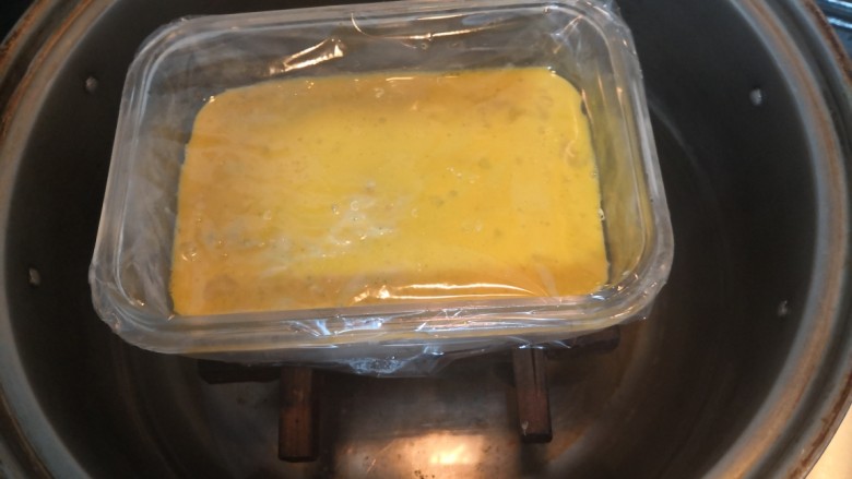 西兰花玉米鸡肉糕,蒸锅中加水,把碗放入