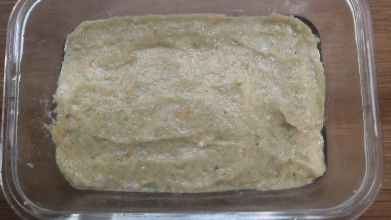 西兰花玉米鸡肉糕,把鸡肉蔬菜泥,倒入,摊平
