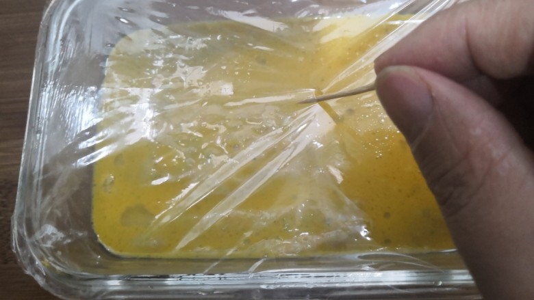 西兰花玉米鸡肉糕,包上耐热保鲜膜,用筷子扎几个小洞