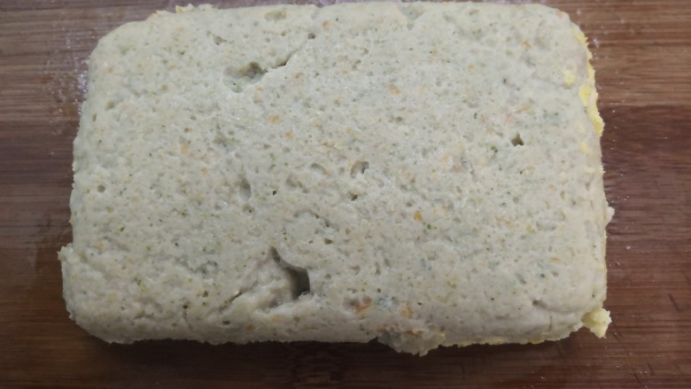 西兰花玉米鸡肉糕,时间到,取出凉凉,脱模