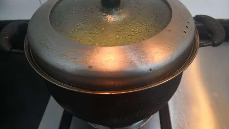 西兰花玉米鸡肉糕,盖上锅盖,上汽后,大火蒸20分钟