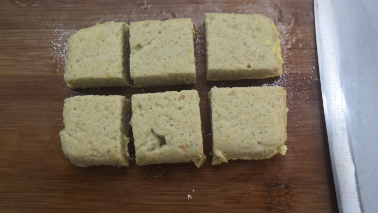 西兰花玉米鸡肉糕,用刀,切成小块