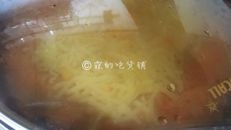 泡菜芝士炒饭,盖上锅盖,小火加热。