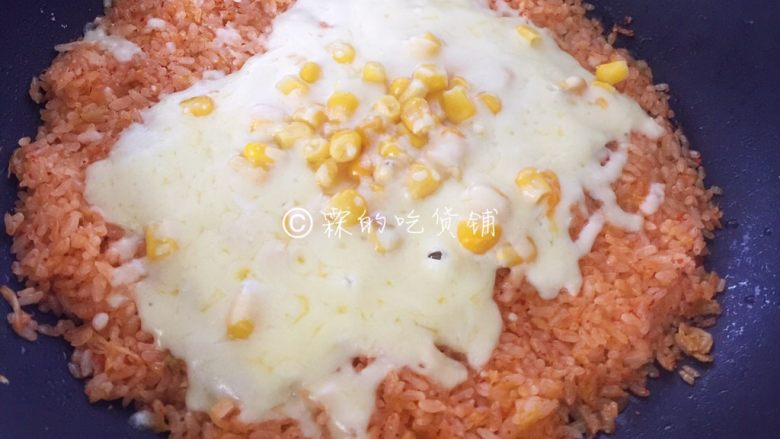 泡菜芝士炒饭,大约2分钟左右,加热至芝士全部融化,关火。(如果锅底的米饭,有一层薄薄的像锅巴一样的,没错,就应该是那样的,没有形成也没什么问题,只是不要为了特意形成锅巴,而把饭烘焦了。)