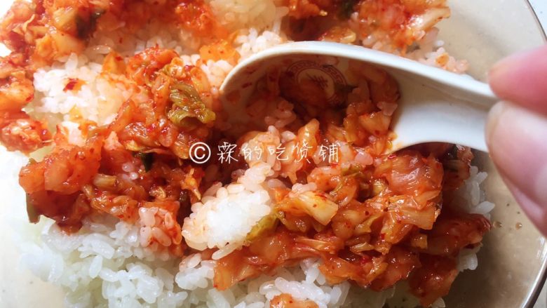 泡菜芝士炒饭,剁碎后的泡菜,和<a style='color:red;display:inline-block;' href='/shicai/ 507'>米饭</a>搅拌均匀。