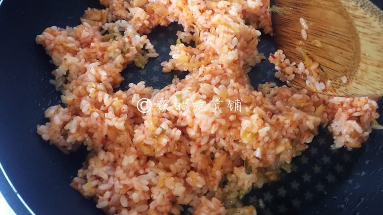 泡菜芝士炒饭,必须炒至米饭粒粒分明,不能是成团的。