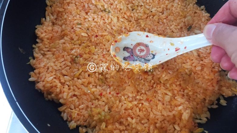 泡菜芝士炒饭,借用工具,把它平铺在锅中。