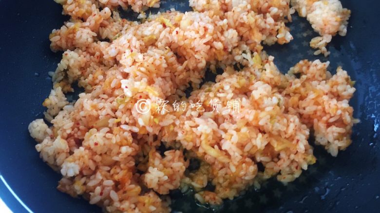 泡菜芝士炒饭,平底锅烧热,放油,然后把泡菜米饭放入翻炒。