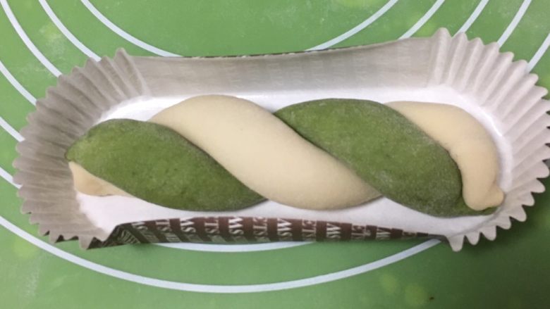 豆沙馅双色扭扭面包,搞成麻花状,放入纸托。