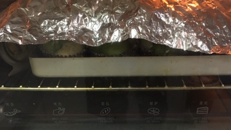 豆沙馅双色扭扭面包,上色满意加盖锡纸,烤完拿出冷却。