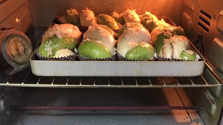 豆沙馅双色扭扭面包,烤箱预热至180度,金盘送入烤箱,烤制20分钟。