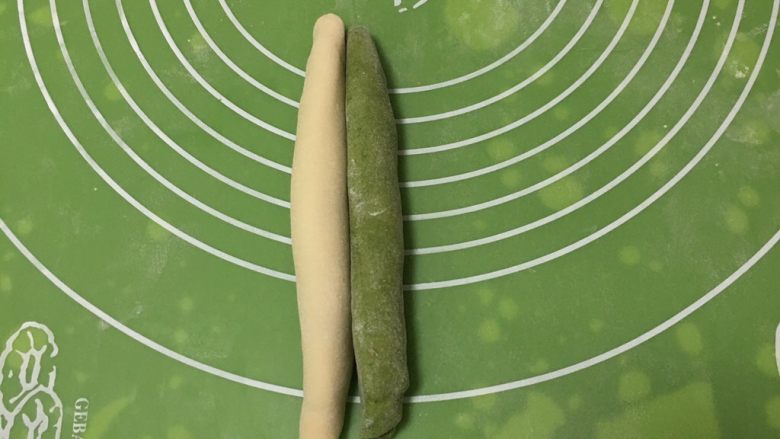豆沙馅双色扭扭面包,两根合并,头子黏住。