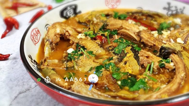 冬至美食 红烧牛尾巴鱼,撒蒜末和香菜碎,装盘食用