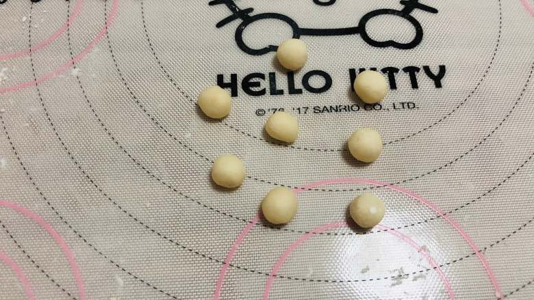 卡通馒头,剩下的1个面团要制作出卡通馒头的小手和其他五官等部位。先称8个1g的面团,揉圆