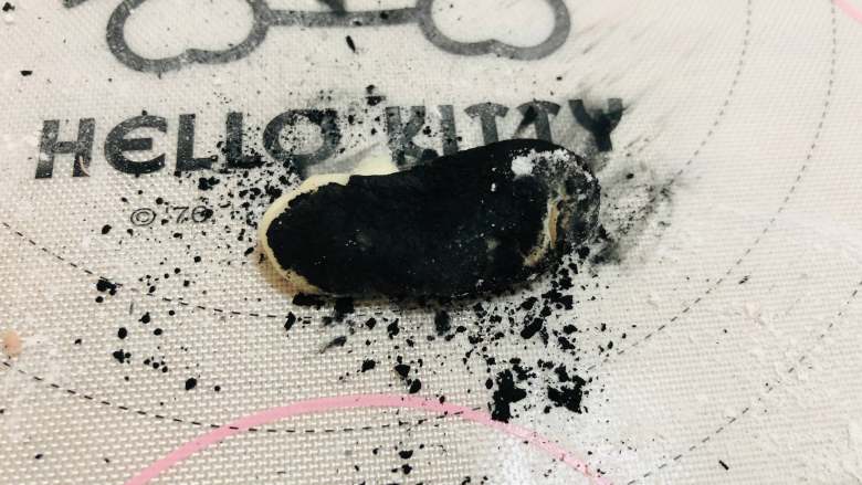 卡通馒头,取少量的竹炭粉和少量的白面团揉均匀