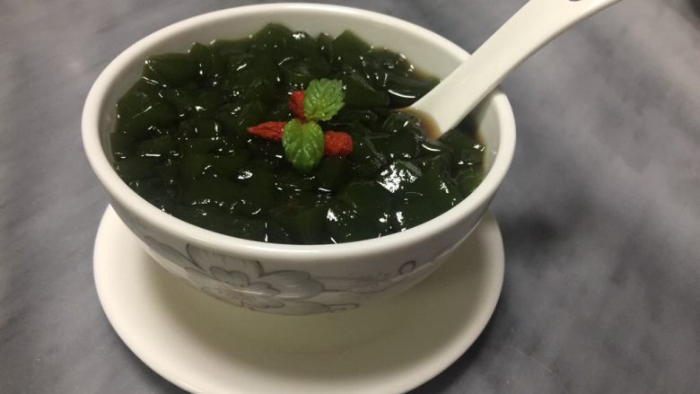 草凉粉,吃的时候从冰箱里拿出来用吃牛排的刀稍微拌碎,然后调上红糖浆或蜂蜜、白糖都可以。