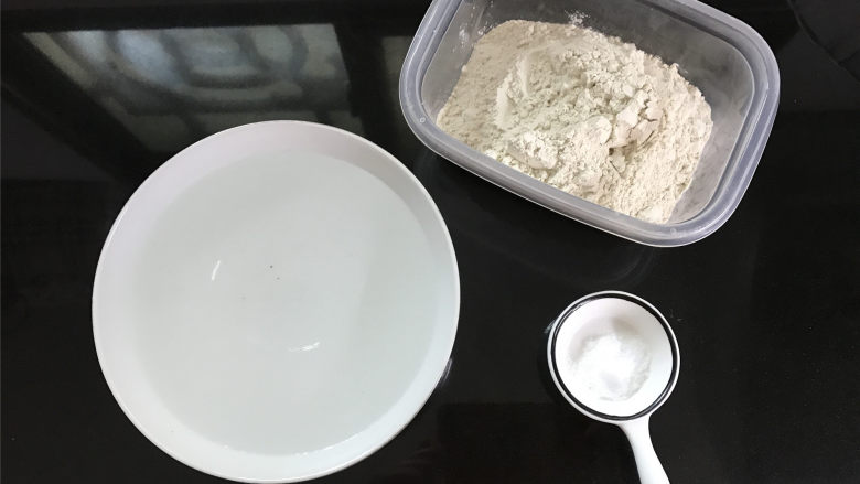 烤面筋,准备好材料,面筋粉200克,盐3克,温水300克。