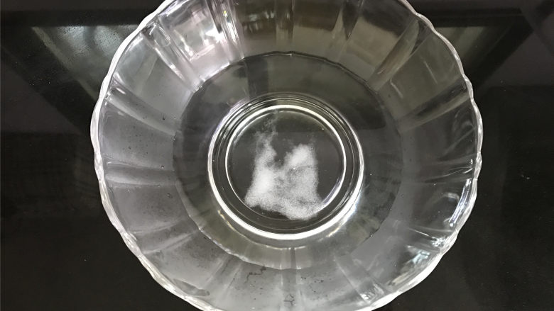 烤面筋,取300克温水,加入3克盐,搅拌均匀,和面筋粉一定要用温水来和面,用手摸上去有热感就行,大概40度左右。