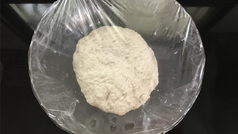 烤面筋,一边倒入面筋粉一边用筷子搅拌均匀,搅拌成没有干粉状后用保鲜膜盖上静置醒面1个小时候左右,也可以放冰箱冷藏过夜。因为面筋粉特别细腻,吸水快,容易结团,一下子倒入的话会产生死面团。