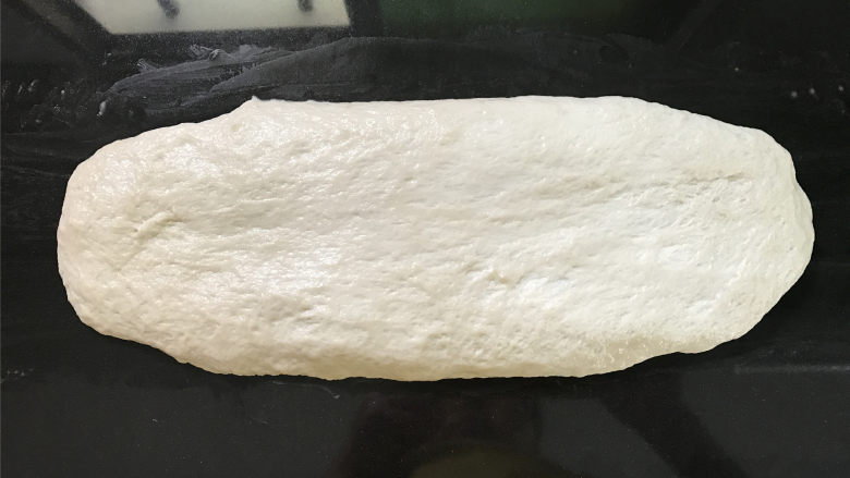 烤面筋,把静置好的面团取出,整成长方形。