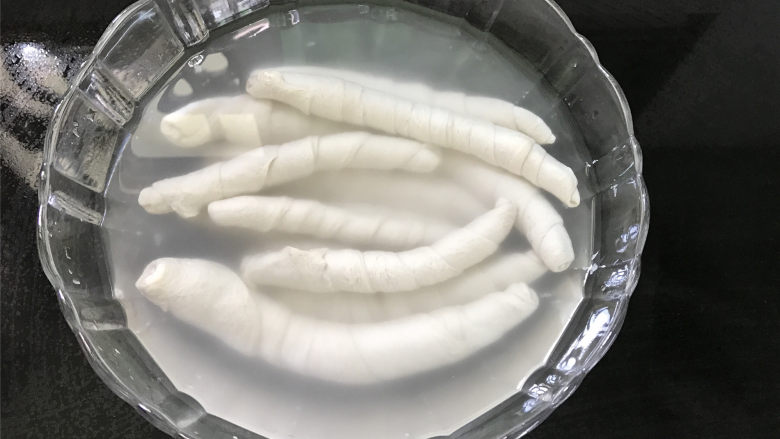 烤面筋,做好后把,把筷子抽出,然后把其他的面筋条用同样的方法全部做好。做好的面筋要放在水里,不然容易粘连。