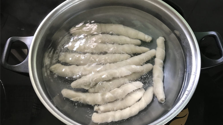烤面筋,取一锅,倒入适量水,煮开,放入做好的面筋。