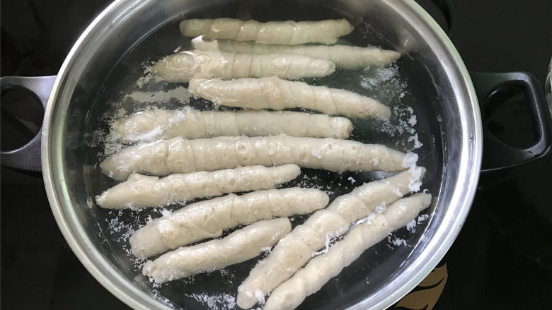 烤面筋,大火转小火,煮至面筋全部浮起,在煮的过程中,要把面筋翻动一下,以防粘锅。