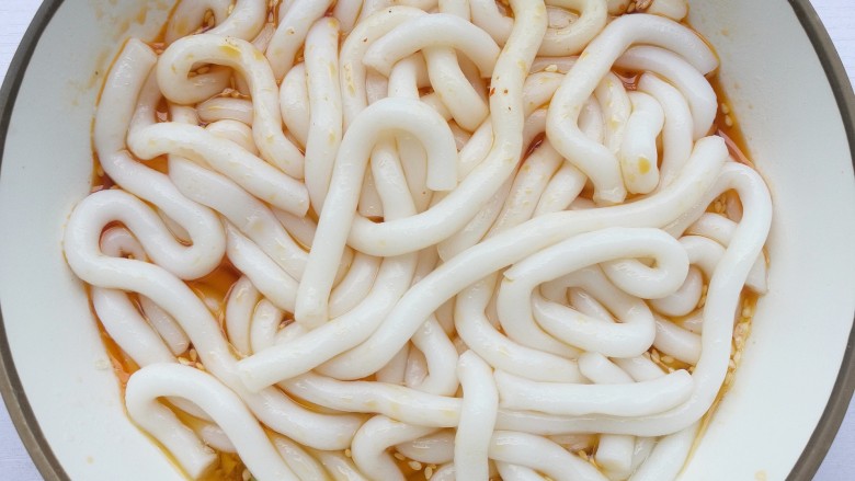 酸辣土豆粉,锅中烧开水,<a style='color:red;display:inline-block;' href='/shicai/ 4264'>土豆粉</a>煮熟捞起放入酸辣汁中。