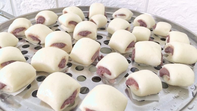奶香豆沙小馒头,焖3分钟再揭盖。