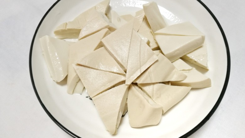 家常豆腐,<a style='color:red;display:inline-block;' href='/shicai/ 465'>豆腐</a>切三角形。