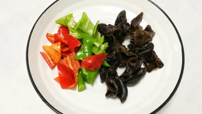 家常豆腐,青红椒切滚刀块。<a style='color:red;display:inline-block;' href='/shicai/ 233'>木耳</a>泡发洗净。