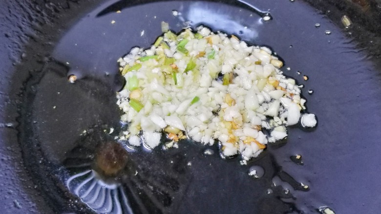 家常豆腐,姜蒜爆香。