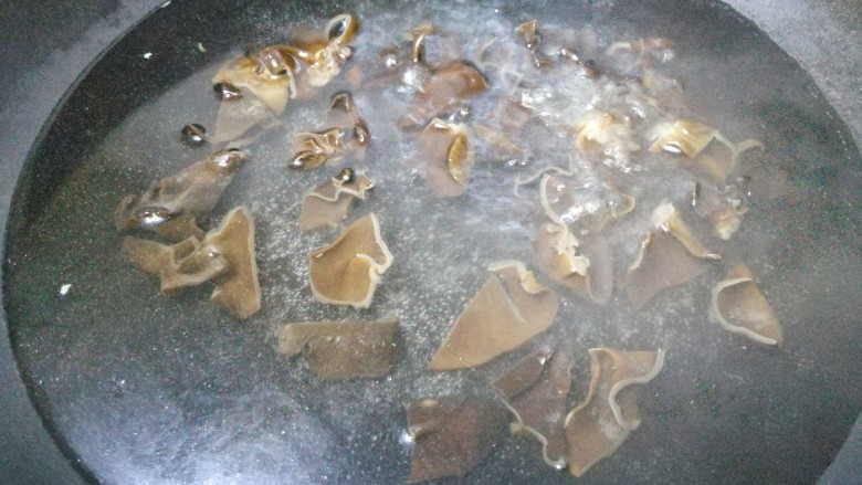 家常豆腐,木耳焯水。
