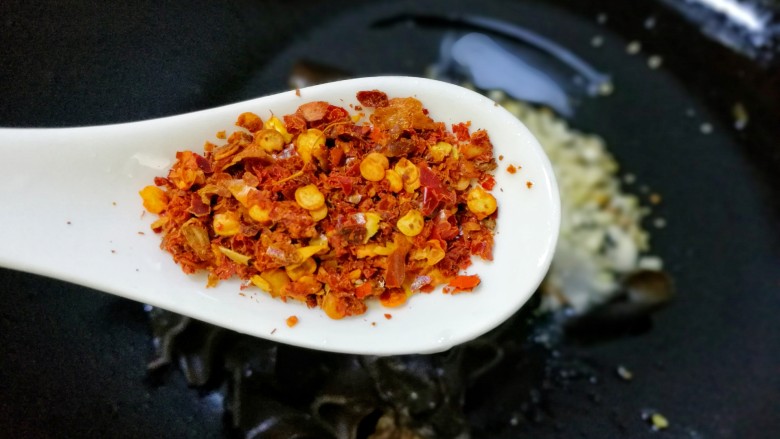 家常豆腐,一勺干辣椒粉。