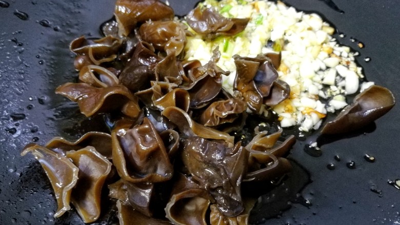家常豆腐,加木耳。