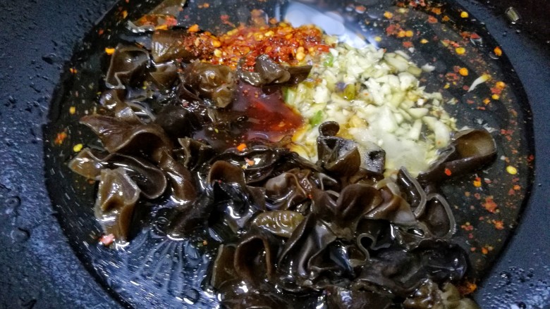 家常豆腐,翻炒。