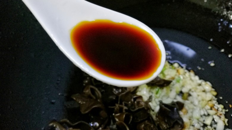 家常豆腐,加两勺生抽。