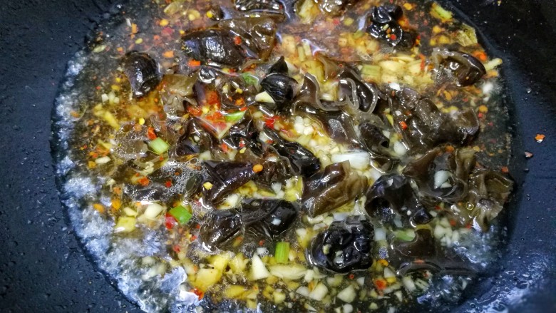 家常豆腐,加半碗水煮沸。
