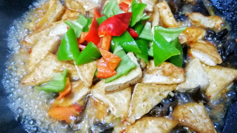 家常豆腐,加青红椒。
