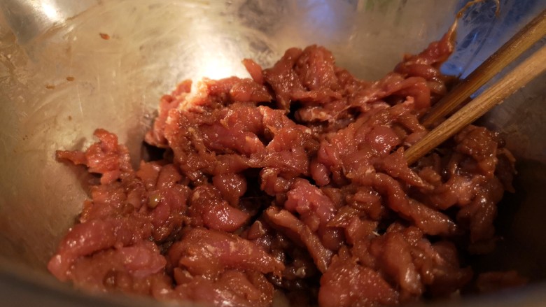 小油饼卷饼,<a style='color:red;display:inline-block;' href='/shicai/ 4430'>里脊肉</a>切丝放入胡椒粉,生抽,淀粉搅拌均匀。