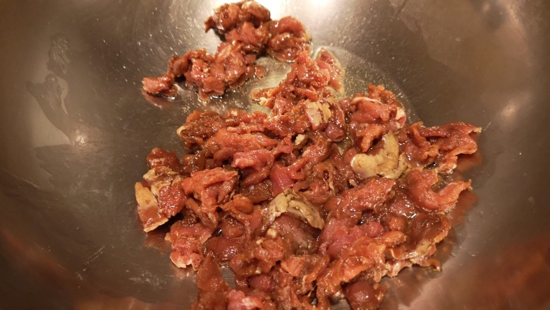 小油饼卷饼,锅内放入油,热锅冷油炒里脊肉丝。