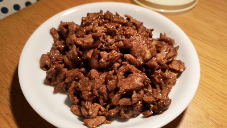 小油饼卷饼,肉丝炒好装盘儿。