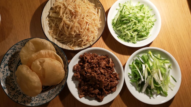 小油饼卷饼,一切准备就绪,准备开吃。