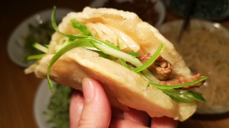 小油饼卷饼,饼里夹上土豆丝,肉丝,黄瓜丝,葱丝。美味。