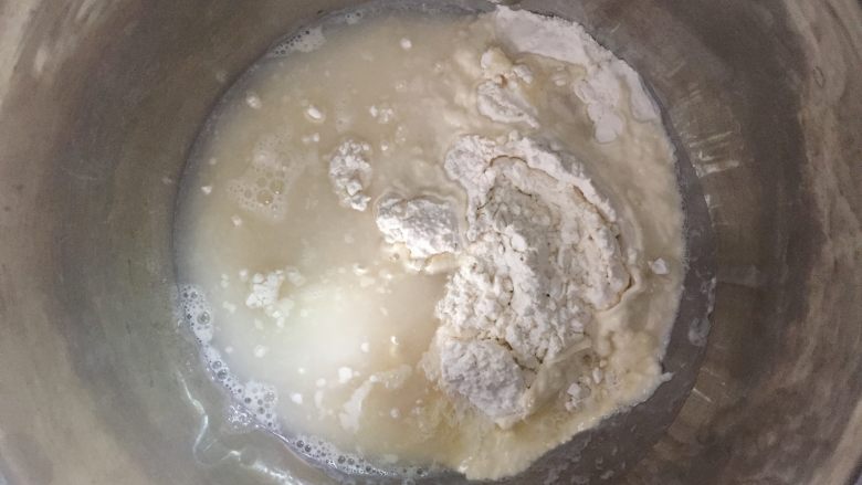 花环面包,准备好所需材料,把除黄油以外的所有材料放入搅拌桶。夏天天气热,室内温度高,液体材料建议用冷藏过的,<a style='color:red;display:inline-block;' href='/shicai/ 156925'>水</a>也可以用冰块代替。