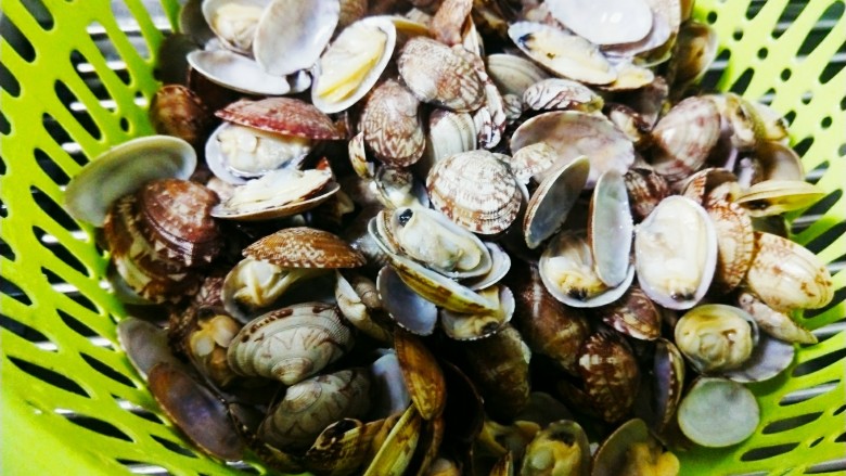 锡箔金针菇花甲,简单好吃,放入热水中煮10分钟,盛出沥水