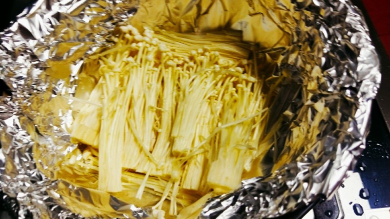 锡箔金针菇花甲,简单好吃,准备砂锅,铺上锡箔纸,底部放上<a style='color:red;display:inline-block;' href='/shicai/ 234'>金针菇</a>