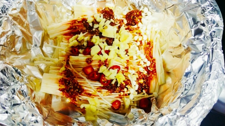 锡箔金针菇花甲,简单好吃,然后浇上<a style='color:red;display:inline-block;' href='/shicai/ 66850'>辣油</a>,放上蒜泥