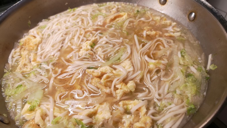 一碗素面当夜宵,加盐,胡椒粉,花椒油,鸡精。出锅前放<a style='color:red;display:inline-block;' href='/shicai/ 847'>香油</a>。