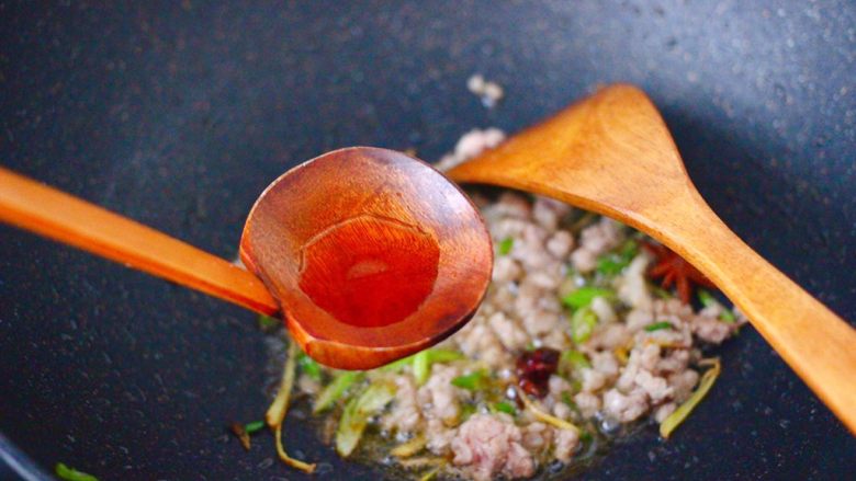 肉末番茄烩豆腐,看见猪肉末变色的时候,放入<a style='color:red;display:inline-block;' href='/shicai/ 718'>料酒</a>去肉腥味。